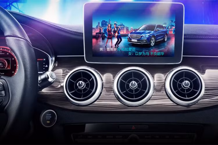 Cụ thể, bên trong Traum Meet 3 có tích hợp hẳn một hệ thống karaoke hiện đại trong nội thất xe và mang vai trò một trang bị tiêu chuẩn khi xuất xưởng sản xuất. Hệ thống này là một phần của hệ thống thông tin giải trí OnlyMic của xe, thứ được kết nối với một màn hình cảm ứng 8 inch và hệ thống âm thanh Pioneer 12 loa.