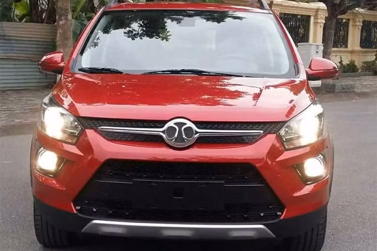 Là một chiếc SUV cỡ nhỏ, BAIC V2 có kích thước gọn gàng, dài 4.110 mm, rộng 1.750 mm và cao 1.583 mm. Phần đầu xe được lấy ý tưởng từ mẫu Chevrolet Trax với cụm lưới tản nhiệt cỡ lớn phía dưới trong khi phần nhỏ nối liền 2 cụm đèn pha gắn logo BAIC phía trên. Đèn pha và đèn sương mù đều sử dụng bóng xenon tích hợp đèn định vị.