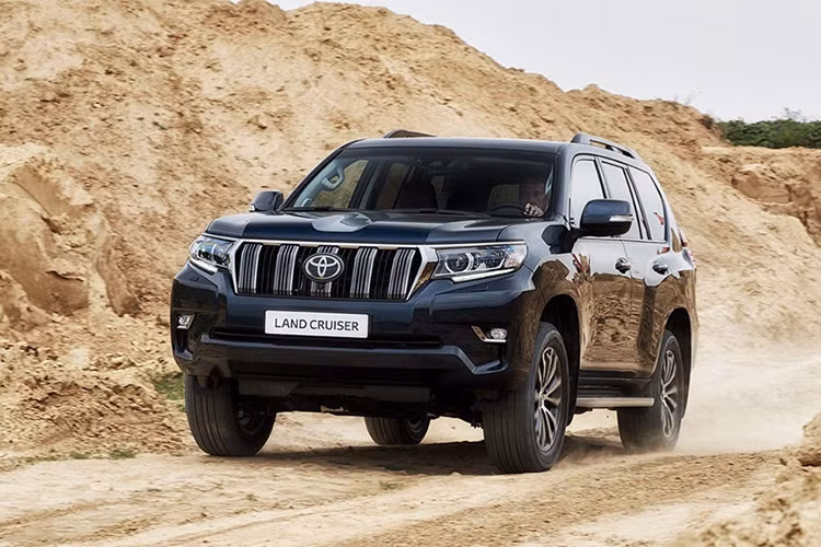 Hiện Toyota Land Cruiser Utility Commercial đã bắt đầu được bày bán tại thị trường Anh với giá 27.546 Bảng (892 triệu đồng) cho bản SWB và 28.509 Bảng (923 triệu đồng) cho bản LWB. Dự kiến, những chiếc Toyota Land Cruiser Utility Commercial đầu tiên sẽ được giao cho khách vào tháng 7 năm nay.