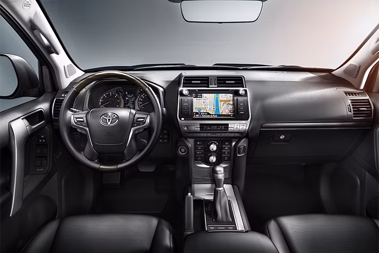 Ngoài ra, Toyota Land Cruiser Utility Commercial còn sở hữu trọng tải từ 593 - 756 kg, tùy kiểu dáng. Cả hai bản SWB và LWB của Toyota Land Cruiser Utility Commercial đều có thể kéo toa moóc với trọng lượng lên đến 3 tấn. Chiều cao gầm tối thiểu của xe là 215 mm và xe có thể lội nước sâu đến 700 mm.