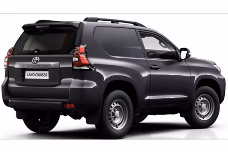 Toyota Land Cruiser Utility Commercial sẽ có cả 2 kiểu dáng 3 cửa (trục cơ sở ngắn SWB) và 5 cửa (trục cơ sở dài LWB). Dù mang kiểu dáng nào thì Toyota Land Cruiser Utility Commercial cũng bị loại bỏ hàng ghế sau để mang tới khoang hành lý rộng rãi hơn, có thể tích 1.574 lít ở bản SWB và 2.216 lít ở bản LWB.