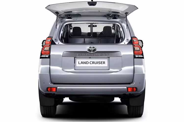 Nguồn cung cấp sức mạnh của Toyota Land Cruiser Utility Commercial mới là động cơ diesel D-4D tăng áp, dung tích 2,8 lít, sản sinh công suất tối đa 175 mã lực và mô-men xoắn cực đại 331 lb-ft. Hộp số sàn 6 cấp.