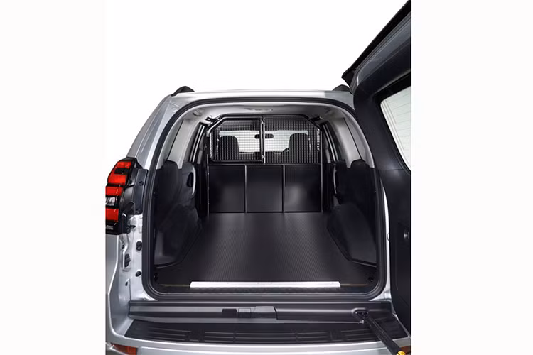 Ngoài ra, hệ thống treo 4 bánh với bộ vi sai chống trượt Torsen ở giữa và chế độ cầu thấp tùy chọn cổ điển cũng là những trang bị đáng chú ý của Toyota Land Cruiser Utility Commercial phiên bản 2018 này.