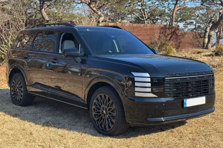 Hãng xe Hàn đã chính thức ra mắt Hyundai Palisade hoàn toàn mới vào đầu năm nay và mẫu SUV này nhanh chóng gây ấn tượng mạnh mẽ trong lòng người tiêu dùng. Tại Hàn Quốc, những khách hàng đầu tiên nhận xe đã bắt đầu tùy chỉnh theo phong cách cá nhân, trong đó nổi bật là phiên bản Palisade "full black" đầy ấn tượng. 