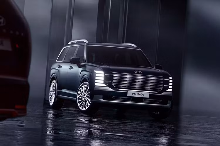Tại thị trường Hàn Quốc, mức giá xe Hyundai Palisade 2025 cho 3 bản trang bị là Exclusive, Prestige và Calligraphy dao động từ 43,83 - 60,34 triệu Won (khoảng 851 triệu đến 1,71 tỷ đồng). Sau Hàn Quốc, xe sẽ tiếp tục có mặt tại các thị trường khác trên thế giới, bao gồm cả Việt Nam.