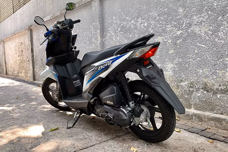 Hệ thống giảm xóc trước của xe là dạng ống lồng, phía sau là lò xo đơn. Phanh trước dạng đĩa, sau là phanh đùm (CBS). Trọng lượng của xe khoảng 94kg, bình nhiên liệu 4 lít, cốp xe đủ cho hai mũ bao hiểm nửa đầu cùng nhiều vật dụng cá nhân khác...