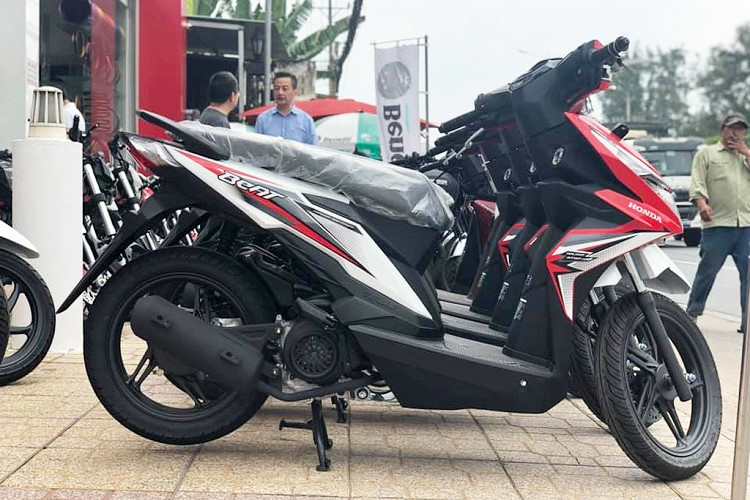 Xe cũng được trang bị động cơ ESP mới nhất của Honda. Đặc biệt là hệ thống dây ga kép giúp cảm biến bướm ga đọc dữ liệu nhanh hơn gấp đôi, và tăng độ nhạy ga gấp đôi. Ngoài ra, Honda BeAT 110 cũng là chiếc xe đầu tiên của Honda trang bị đèn hiển thị chế độ tiết kiệm nhiên liệu (có 3 cấp độ, Sáng nhất, sáng vừa, và tắt) khi vận hành xe.