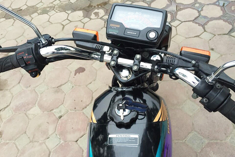 Sở hữu kích thước gọn gàng, trọng lượng nhẹ cùng tư thế ngồi thoải mái nhờ tay lái cao và động cơ mạnh mẽ và bền bỉ. Cấu hình bánh này khiến cho Win 100 có khoảng sáng gầm và khả năng địa hình cao hơn, khiến chiếc xe "thống trị" ở các vùng núi Việt Nam, đặc biệt là tại Tây Bắc.