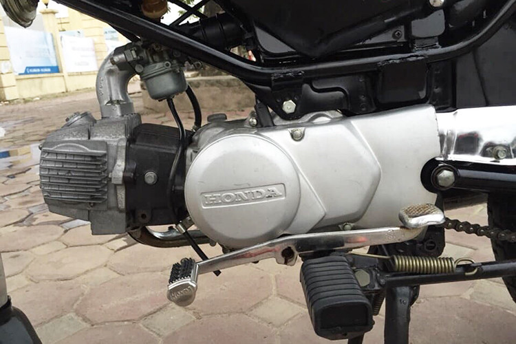 Tuy nhiên so với các dòng xe máy khác thời điểm đó, động cơ của Win 100 được trang bị hộp số côn tay, cũng có 4 cấp số. Điểm khác biệt là cách sắp số của xe là 1-N-2-3-4 thay vì N-1-2-3-4 giống các dòng Honda phân khối nhỏ khác. Công suất của động cơ này đạt khoảng 8 mã lực.