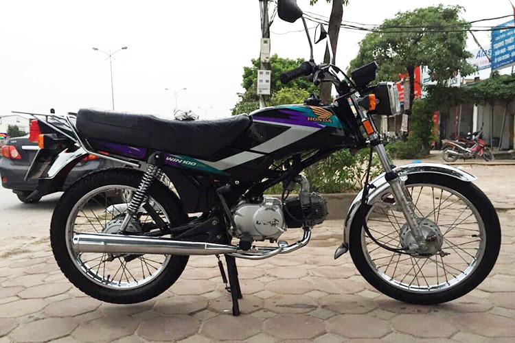 Hiện tại, những chiếc Honda Win 100 Indonesia "hàng xịn", với các phụ tùng zin rất khó kiếm và được nhiều người săn lùng. Chiếc Win 100 trong bài viết thuộc quyền sở hữu của một người sưu tầm xe tại Hà Nội, hiện nó đang được chào bán với mức giá lên đến 100 triệu đồng.