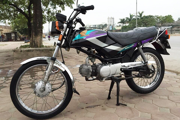 Có nguồn gốc từ Indonesia, xe máy Honda Win 100 là mẫu côn tay phân khối nhỏ nam tính nổi tiếng nhất tại thị trường Việt Nam trong thập niên 90. Nó kế thừa "đàn anh" Honda 67 (hay Honda SS50) trước đó nhưng mang vóc dáng mạnh mẽ và khoẻ khoắn hơn nhiều.