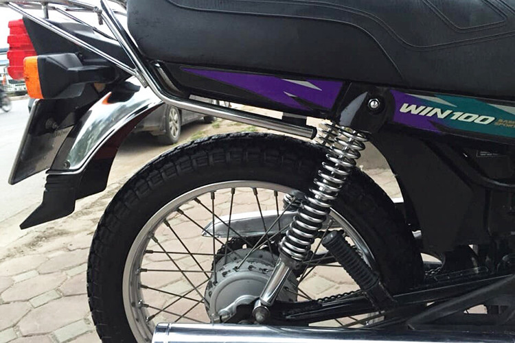 Xe sở hữu phuộc trước dạng ống lồng, sau lò xo trụ. Cung cấp sức mạnh cho Honda Win là khối động cơ 1 xi-lanh nằm ngang SOHC 2 van 4 kỳ, làm mát bằng không khí với dung tích 97,2 cc có chung gốc với rất nhiều dòng xe phân khối nhỏ khác của Honda hiện nay như Future, Wave...