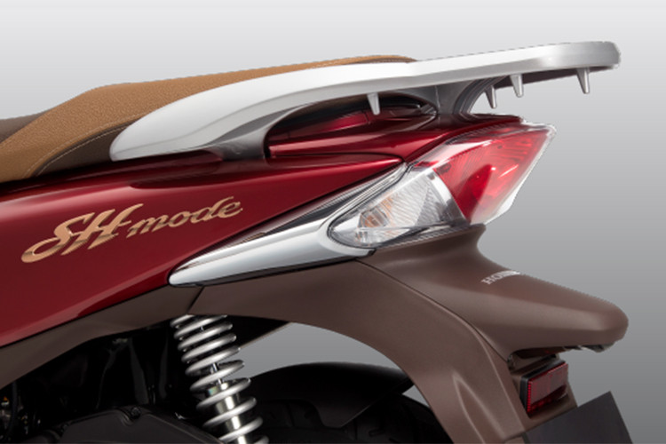 Thiết kế đuôi xe thời trang với cụm đèn sau thon gọn, cho khả năng hiển thị cao cùng lớp trang trí mạ crôm cao cấp mang đến vẻ sang trọng cho chiếc xe khi nhìn từ phía sau. Phiên bản mới tiếp tục duy trì những tiện ích vượt trội với chân chống điện tử, sàn để chân rộng và phẳng...