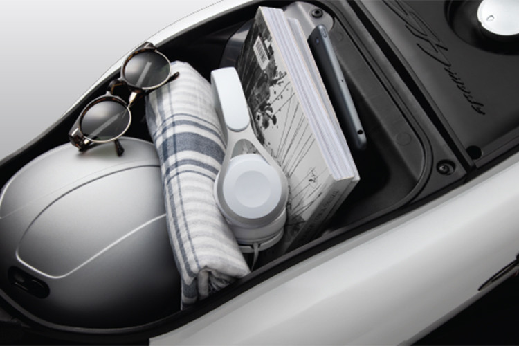 Đáng chú ý nhất chính là hệ thống ABS bao gồm bốn bộ phận chính là cảm biến, bộ điều khiển, bơm thủy lực và các van điều chỉnh lực phanh. ABS hoạt động hiệu quả khi người lái bóp phanh trước, giúp ổn định tư thế của xe bằng cách chống khóa cứng bánh xe, đặc biệt trong điều kiện đường trơn ướt hay gồ ghề.