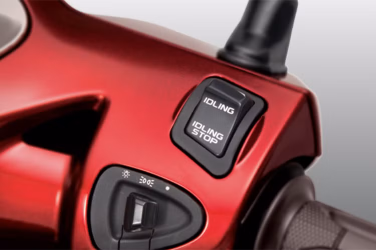 Trên phiên bản mới này, yên xe vẫn sở hữu hai tông màu độc đáo được áp dụng trên hai màu nâu và vàng của phiên bản Thời trang. Việc phối màu cho yên xe tạo nên vẻ sang trọng, cao cấp, đồng thời là nét nhấn nhá thú vị nhưng vẫn hài hòa trong tổng thể thiết kế thời trang của mẫu xe.