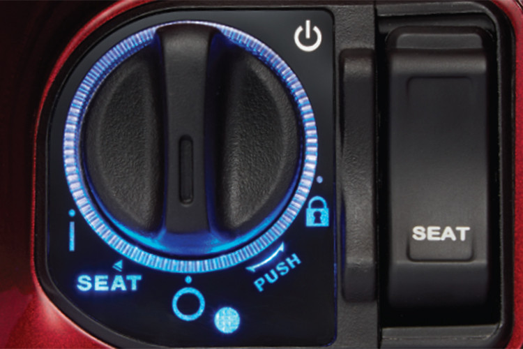 Thân xe được kết hợp từ những đường cong ấn tượng cùng logo SH mode với những đường nét tinh xảo tạo nên vẻ đẹp sang trọng, tinh tế trong mọi góc nhìn. Yên xe dài và rộng mang lại tư thế ngồi thoải mái cho cả người lái và người ngồi sau. Hộc đựng đồ của xe rộng tới 18 lít, bên cạnh đó dung tích bình xăng 5,5 lít cùng nhiều tiện ích.