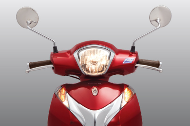 Về thiết kế tổng thể, mẫu xe tay ga Honda SH Mode 125 ABS phiên bản nâng cấp này không khác biệt quá nhiều so với bản cũ. Xe vẫn giữ được thiết kế tinh tế với cụm đèn pha sang trọng, đèn xi nhan và đèn định vị có thấu kính màu xanh cao cấp phía trước cùng phần đuôi xe thời trang với cụm đèn sau thon gọn và lớp trang trí mạ crôm cao cấp.