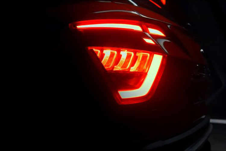 Cụ thể, Hyundai Creta 2022 được trang bị lưới tản nhiệt không viền mới, tích hợp dải đèn LED định vị ban ngày với thiết kế hình học mang tên “Parametric Hidden Lights”. Tiếp đến là đèn pha với vỏ màu tối, được đặt sâu trong hốc hình chữ nhật ở hai bên lưới tản nhiệt, tấm ốp gầm màu bạc kéo dài lên trên, bao quanh hốc gió trung tâm, cản trước mới và nắp ca-pô "cơ bắp". 