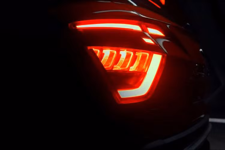 Cụ thể, Hyundai Creta 2022 được trang bị lưới tản nhiệt không viền mới, tích hợp dải đèn LED định vị ban ngày với thiết kế hình học mang tên “Parametric Hidden Lights”. Tiếp đến là đèn pha với vỏ màu tối, được đặt sâu trong hốc hình chữ nhật ở hai bên lưới tản nhiệt, tấm ốp gầm màu bạc kéo dài lên trên, bao quanh hốc gió trung tâm, cản trước mới và nắp ca-pô "cơ bắp". 