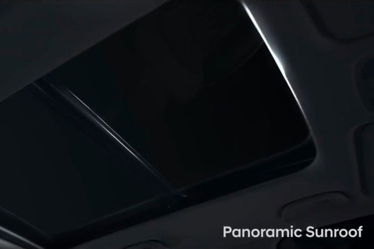 Bên cạnh đó là màn hình thông tin giải trí dạng cảm ứng, hệ thống âm thanh Bose và cửa sổ trời toàn cảnh Panorama. Ngoài ra, xe còn có tính năng khởi động/ngắt máy từ xa thông qua ứng dụng Hyundai BlueLink trên điện thoại thông minh.