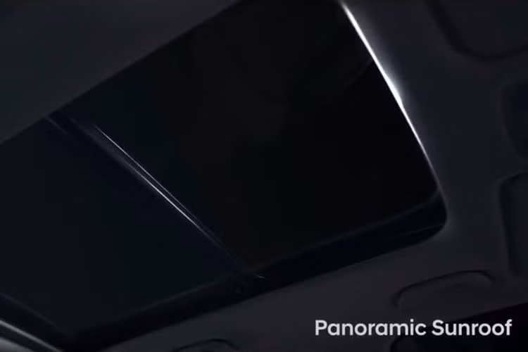 Bên cạnh đó là màn hình thông tin giải trí dạng cảm ứng, hệ thống âm thanh Bose và cửa sổ trời toàn cảnh Panorama. Ngoài ra, xe còn có tính năng khởi động/ngắt máy từ xa thông qua ứng dụng Hyundai BlueLink trên điện thoại thông minh.