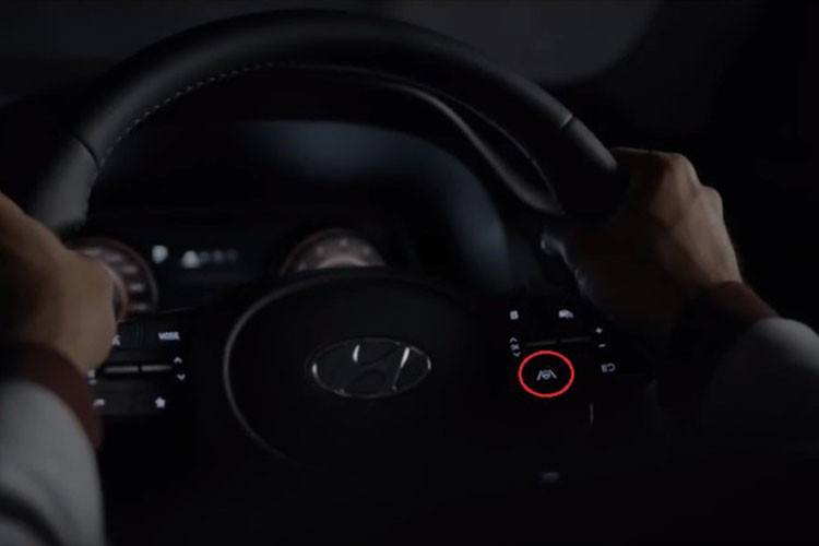 Chưa hết, đoạn video do hãng Hyundai tung ra còn hé lộ một số trang bị an toàn của Creta 2022 như tính năng hỗ trợ đưa xe vào giữa làn đường (Lane Driving Assist) mới giống Tucson. Nút bấm bật/tắt tính năng này được tích hợp trên vô lăng của xe. Hệ thống sẽ dùng camera và vạch kẻ đường để đưa xe vào giữa làn đường trong quá trình vận hành.