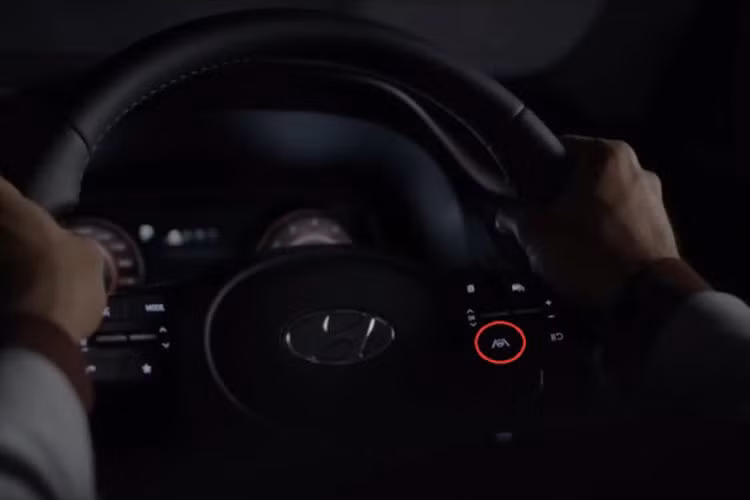 Chưa hết, đoạn video do hãng Hyundai tung ra còn hé lộ một số trang bị an toàn của Creta 2022 như tính năng hỗ trợ đưa xe vào giữa làn đường (Lane Driving Assist) mới giống Tucson. Nút bấm bật/tắt tính năng này được tích hợp trên vô lăng của xe. Hệ thống sẽ dùng camera và vạch kẻ đường để đưa xe vào giữa làn đường trong quá trình vận hành.