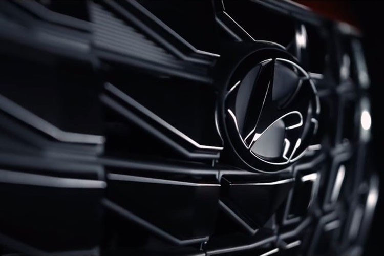 Trong thời gian qua, hãng Hyundai đã liên tục tung ra những hình ảnh phác họa chính thức của mẫu SUV cỡ nhỏ Creta phiên bản mới. Đến nay, hãng Hyundai lại công bố một đoạn video ngắn nữa nhằm hé lộ những trang bị đáng đồng tiền của mẫu xe SUV Hyundai Creta 2022.