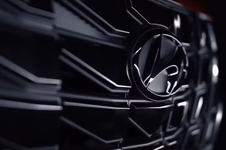 Trong thời gian qua, hãng Hyundai đã liên tục tung ra những hình ảnh phác họa chính thức của mẫu SUV cỡ nhỏ Creta phiên bản mới. Đến nay, hãng Hyundai lại công bố một đoạn video ngắn nữa nhằm hé lộ những trang bị đáng đồng tiền của mẫu xe SUV Hyundai Creta 2022.