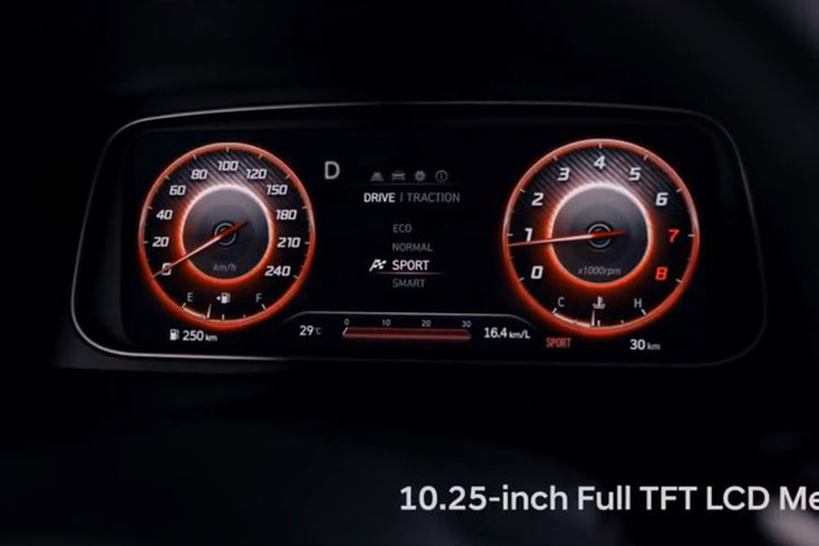 Trái với đầu xe, thiết kế sườn xe của Hyundai Creta 2022 về cơ bản là không thay đổi, trừ bộ vành la-zăng. Bộ vành này được sơn phối 2 màu tạo cảm giác thể thao. Phía sau, Hyundai Creta 2022 có cửa cốp thiết kế mới và cụm đèn hậu tách rời với nhau. Trên cửa cốp không còn dải đèn nằm giữa 2 đèn hậu như trước.