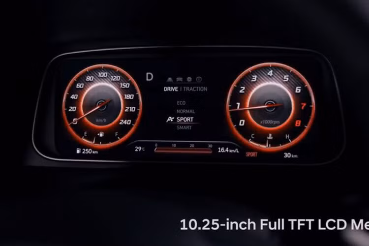 Trái với đầu xe, thiết kế sườn xe của Hyundai Creta 2022 về cơ bản là không thay đổi, trừ bộ vành la-zăng. Bộ vành này được sơn phối 2 màu tạo cảm giác thể thao. Phía sau, Hyundai Creta 2022 có cửa cốp thiết kế mới và cụm đèn hậu tách rời với nhau. Trên cửa cốp không còn dải đèn nằm giữa 2 đèn hậu như trước.