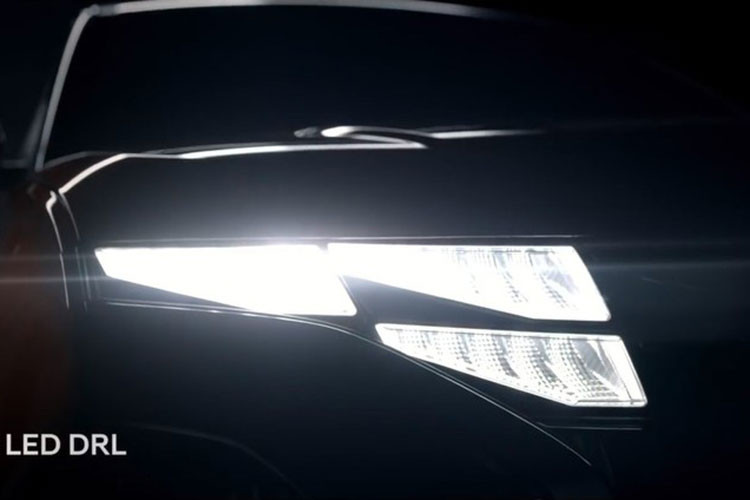 Qua đoạn video ngắn này, có thể thấy Hyundai Creta 2022 được áp dụng ngôn ngữ thiết kế Sensuous Sportiness tương tự những người anh em như Tucson, Santa Cruz và Custo. Do đó, thiết kế đầu xe của Hyundai Creta mới khá giống với 3 mẫu xe kể trên.