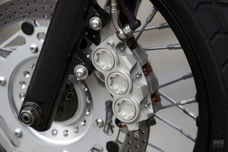 Để tăng công suất xe, bản độ sử dụng bộ chế hòa khí FCR37 dạng phẳng cùng lọc gió K&amp;N. Tất cả được phục vụ cho sức mạnh của chiếc xe khi sử dụng cả bộ nhông xích vàng sử dụng phốt cao su nhẹ và êm hơn.