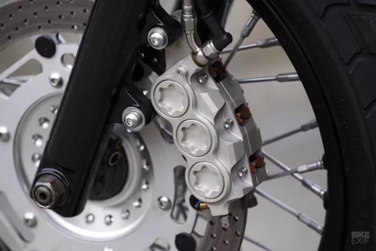 Để tăng công suất xe, bản độ sử dụng bộ chế hòa khí FCR37 dạng phẳng cùng lọc gió K&amp;N. Tất cả được phục vụ cho sức mạnh của chiếc xe khi sử dụng cả bộ nhông xích vàng sử dụng phốt cao su nhẹ và êm hơn.