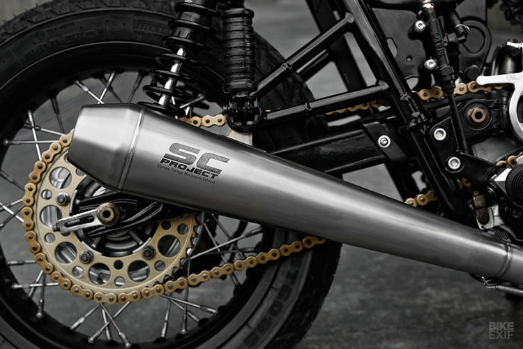 Bản độ sử dụng ống xả SC dạng lon dài cổ điển cho tiếng trầm ấm và uy lực hơn, giúp người cầm lái có cảm giác phấn khích trong hình dáng Tracker.