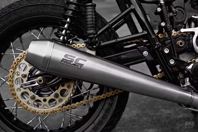 Bản độ sử dụng ống xả SC dạng lon dài cổ điển cho tiếng trầm ấm và uy lực hơn, giúp người cầm lái có cảm giác phấn khích trong hình dáng Tracker.