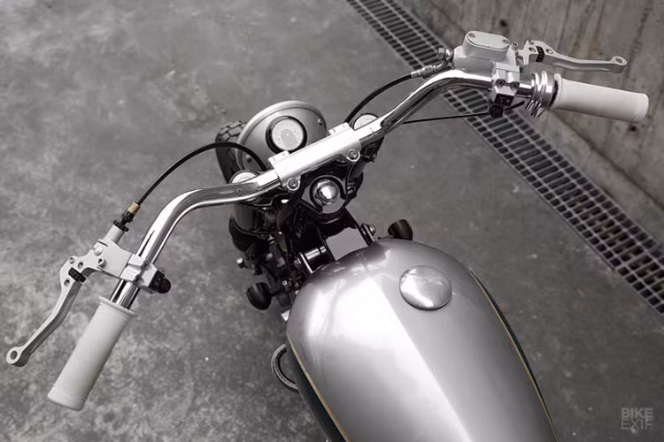 Bình xăng lớn của Triumph Bonneville nguyên bản được thay thế bằng một bình nhôm có thiết kế gọn gàng cùng bộ màu bạc kết hợp với xanh nổi bật mà cổ điển. Khối động cơ được đánh bóng các chi tiết như nắp đầu bò và ốp bưởng 2 bên. 