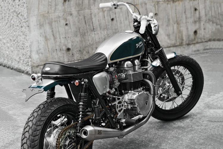 Ngoài ra, Triumph Bonneville độ Tracker còn được sử dụng cặp lốp gai dual sport khá giống với những chiếc Scrambler cho công năng sử dụng đa địa hình hơn. Yên xe của bản độ cũng được làm phẳng hơn với dạng yên mỏng, họa tiết dọc cổ điển và toàn bộ đèn hậu, xi nhan nhôm độ rất hợp lý.