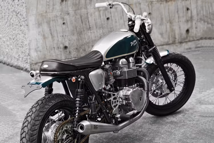 Ngoài ra, Triumph Bonneville độ Tracker còn được sử dụng cặp lốp gai dual sport khá giống với những chiếc Scrambler cho công năng sử dụng đa địa hình hơn. Yên xe của bản độ cũng được làm phẳng hơn với dạng yên mỏng, họa tiết dọc cổ điển và toàn bộ đèn hậu, xi nhan nhôm độ rất hợp lý.