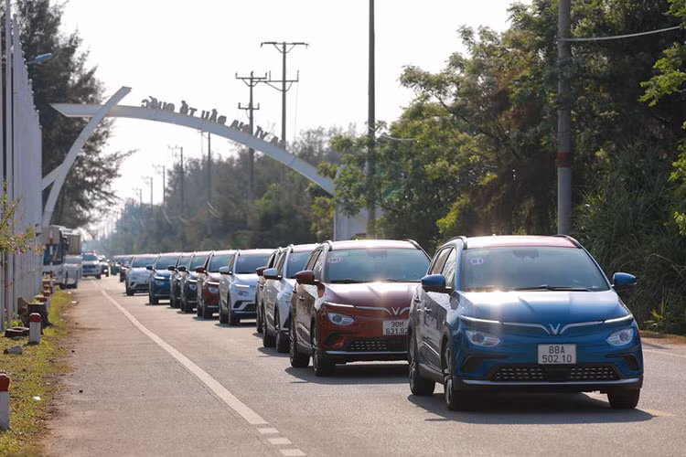 Uu dai thue, phi de phat trien xe oto dien: Ai duoc loi nhat?