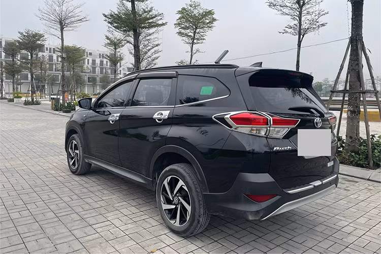 Về mặt thiết kế, đầu xe Toyota Rush tạo hình đơn giản, những đường nét tròn trịa, không hoa mỹ. Xe sử dụng đèn pha LED thông thường, không có tính năng cân bằng góc chiếu như trên Yaris Cross hiện nay. Các đường nét ở thân xe và đuôi xe cũng đơn giản, cốp xe chưa phải là cốp điện, tính năng này cũng tương tự trên Xpander cùng đời. 