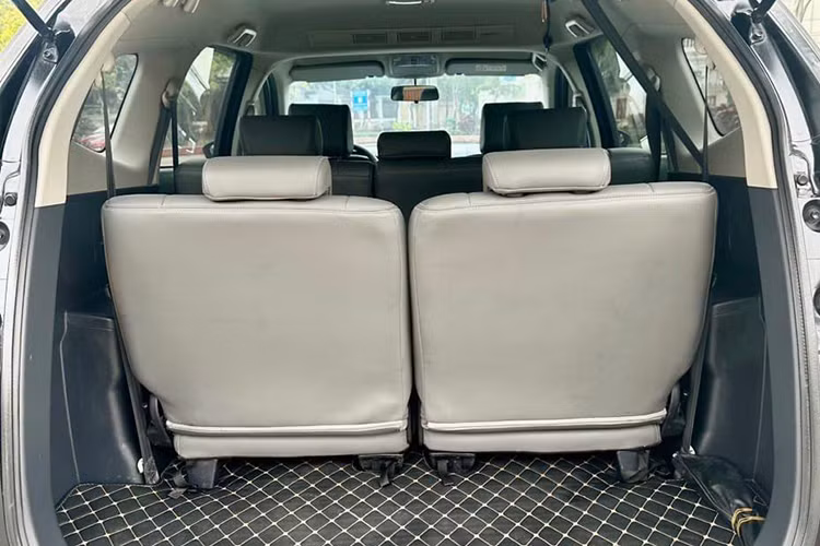 Sở hữu hệ dẫn động cầu sau nên mẫu xe MPV Toyota Rush tải nặng tốt hơn so với "đối thủ" Mitsubishi Xpander tại Việt Nam, đặc biệt ở những cung đường góc cua tay áo, nền đường nhiều đất đá.