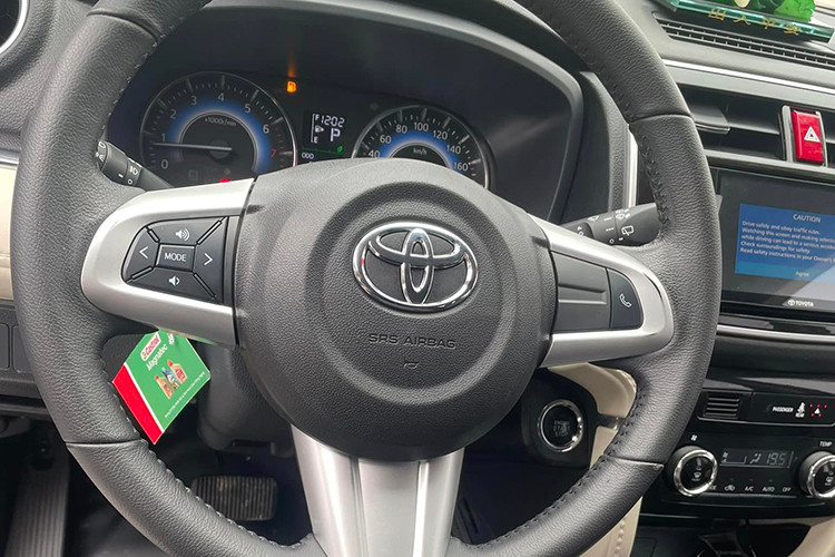 Toàn bộ bảng taplo xe Toyota Rush được bọc nhựa giả da, tuy không được đẹp mắt nhưng rất dễ vệ sinh. Độ rộng rãi và thoải mái cho người ngồi ở 3 hàng ghế thì Toyota Rush chưa mang đến trải nghiệm dễ chịu như Mitsubishi Xpander. 