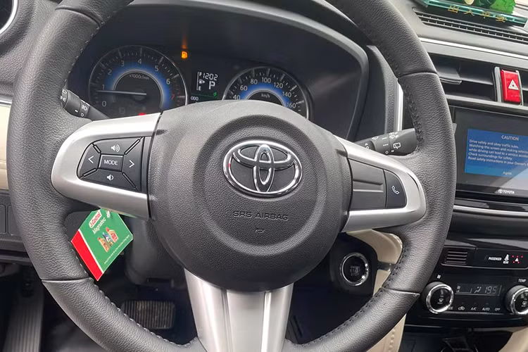 Toàn bộ bảng taplo xe Toyota Rush được bọc nhựa giả da, tuy không được đẹp mắt nhưng rất dễ vệ sinh. Độ rộng rãi và thoải mái cho người ngồi ở 3 hàng ghế thì Toyota Rush chưa mang đến trải nghiệm dễ chịu như Mitsubishi Xpander. 