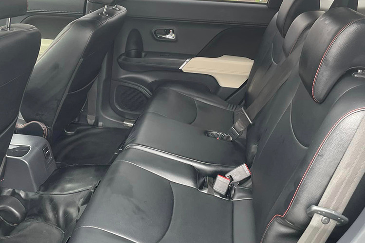 Toyota trang bị cho Rush hệ thống chống bó cứng phanh (ABS), kiểm soát lực kéo, hỗ trợ khởi hành ngang dốc, 6 túi khí. Hộp số xe là loại tự động 4 cấp nhưng có chế độ L dùng để đi đèo dốc.