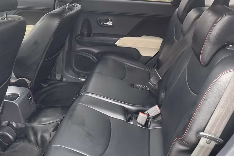 Toyota trang bị cho Rush hệ thống chống bó cứng phanh (ABS), kiểm soát lực kéo, hỗ trợ khởi hành ngang dốc, 6 túi khí. Hộp số xe là loại tự động 4 cấp nhưng có chế độ L dùng để đi đèo dốc.