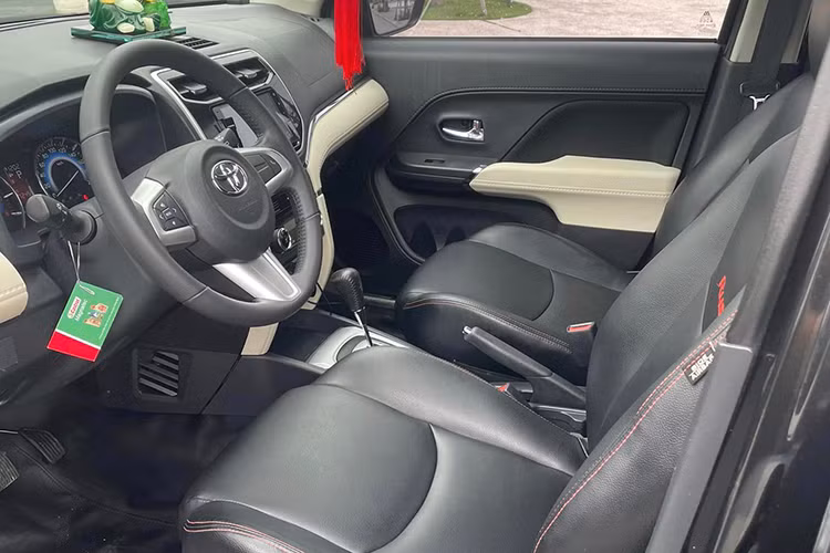 Hệ thống giải trí trên xe đơn giản, màn hình giải trí 7 inch, giao diện không thật sự bắt mắt. Các công nghệ an toàn trên Toyota Rush ở mức vừa đủ dùng nhưng không có hệ thống an toàn chủ động như các mẫu xe SUV hạng B ở thời điểm hiện nay.