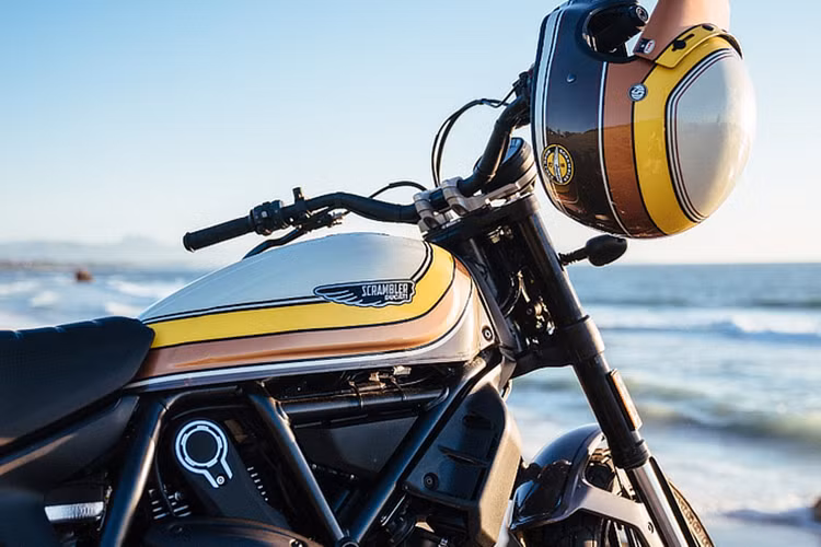 Ducati Scrambler Mach 2.0 sử dụng cùng loại cấu trúc khung gầm như được tìm thấy trên những chiếc Scrambler hiện nay. Tuy nhiên trên Ducati Scrambler Mach 2.0 xuất hiện những họa tiết trang trí do nhà thiết kế nổi tiếng đến từ California, Mỹ, Roland Sands, tạo ra. Những họa tiết này được thiết kế với cảm hứng từ mũ bảo hiểm Bell Cross Idol.