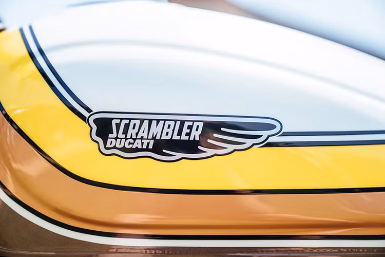 Xe có thanh tay lái bằng nhôm tổng hợp gắn thấp, yên ngồi phẳng dài và thoải mái. Vỏ ống xả và đầu động cơ đều được sơn cùng màu đen. Ở phía trước xe là bộ vành bánh cỡ 18-inch, trong khi phía sau là 17-inch, trang bị loại lốp Pirelli MT 60 RS lần lượt có cỡ là 110 và 180.