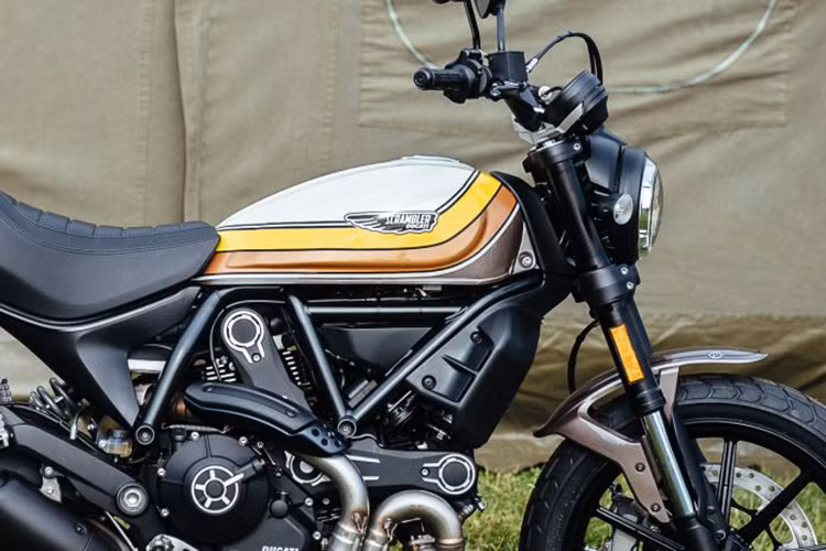 Động cơ của Ducati Scrambler Mach 2.0 phiên bản mới này, ngoài làm mới ngoại hình nó không có gì thay đổi so với phiên bản thường. Xe vẫn đương sử dụng động cơ L-Twin, làm mát bằng không khí, dung tích 803 cc, tạo ra công suất tối đa 75 mã lực và mô-men xoắn cực đại 68 Nm.